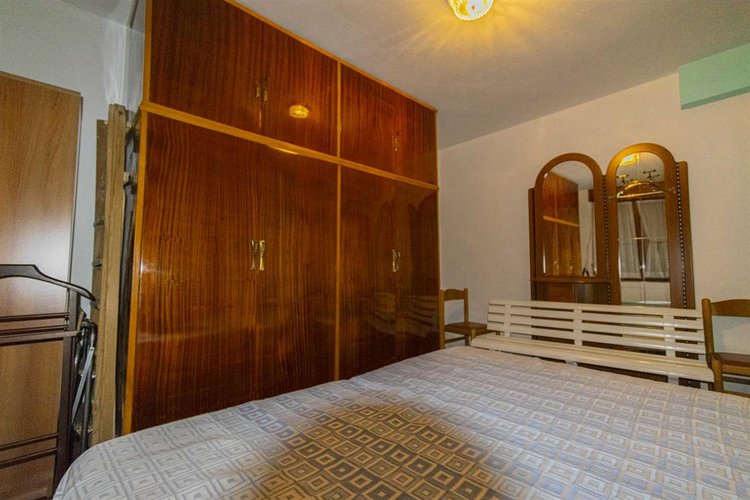 Serina, vicino al centro, grazioso bilocale con doppio ingresso e posto auto Serina