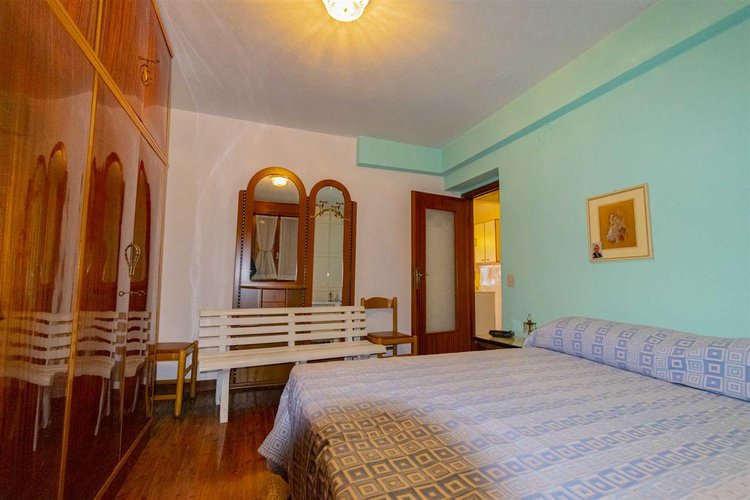 Serina, vicino al centro, grazioso bilocale con doppio ingresso e posto auto Serina