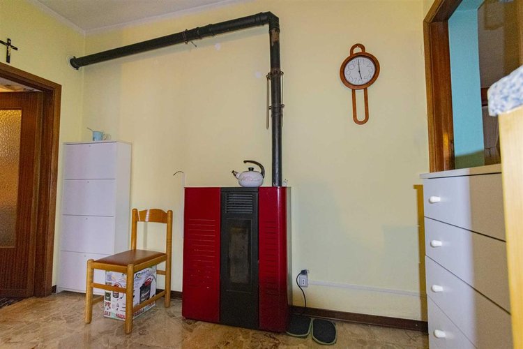 Serina, vicino al centro, grazioso bilocale con doppio ingresso e posto auto Serina