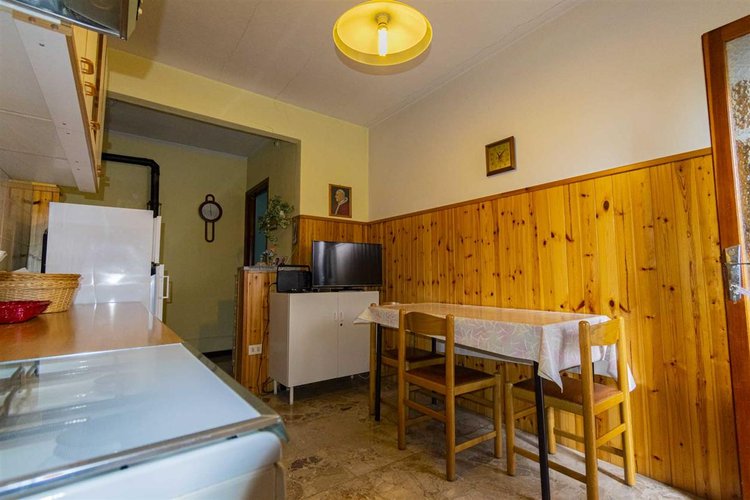 Serina, vicino al centro, grazioso bilocale con doppio ingresso e posto auto Serina