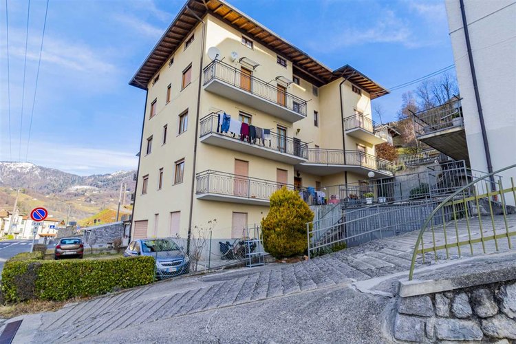 Serina, vicino al centro, grazioso bilocale con doppio ingresso e posto auto Serina