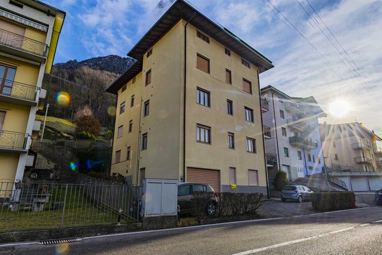 Serina, vicino al centro, grazioso bilocale con doppio ingresso e posto auto Serina