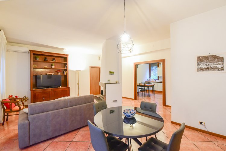 (1.26) Ampio Trilocale con terrazzo, posto auto e solaio Como