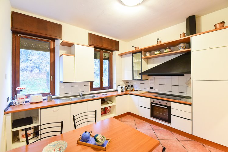 (1.26) Ampio Trilocale con terrazzo, posto auto e solaio Como