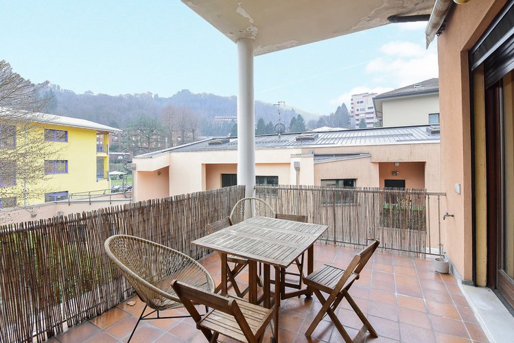 (1.26) Ampio Trilocale con terrazzo, posto auto e solaio Como