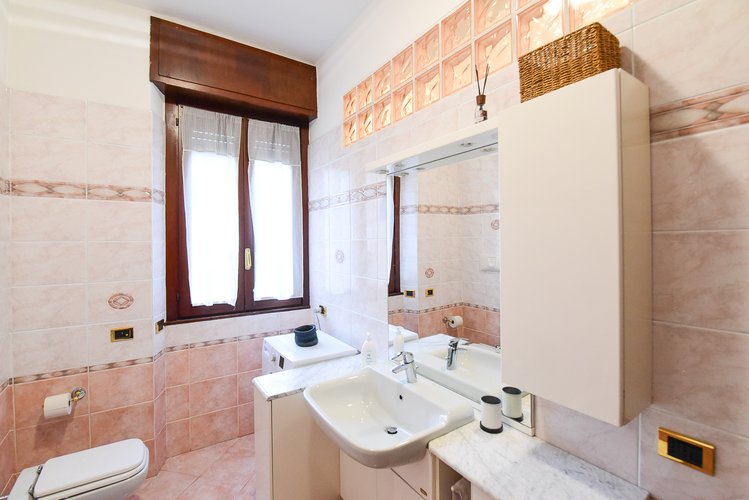 (1.26) Ampio Trilocale con terrazzo, posto auto e solaio Como