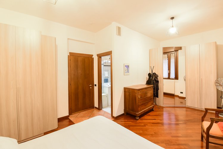 (1.26) Ampio Trilocale con terrazzo, posto auto e solaio Como