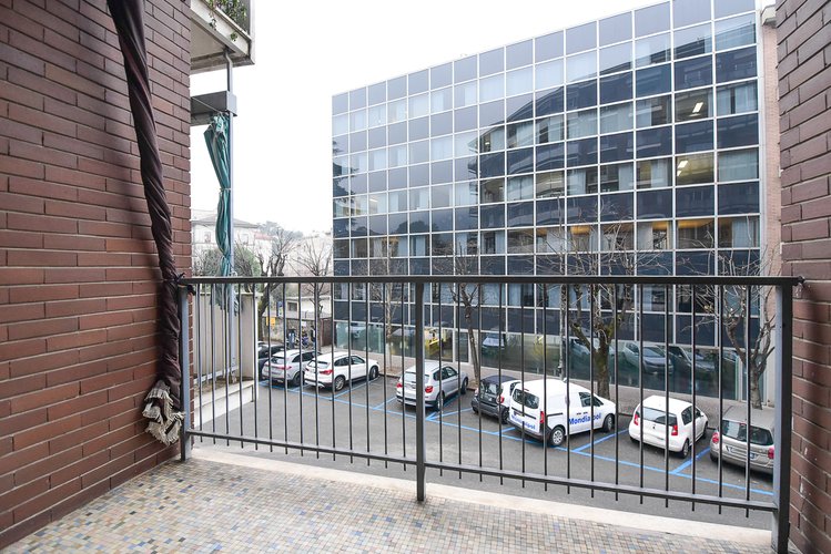 (6.26) Trilocale con terrazzo e balconi Como