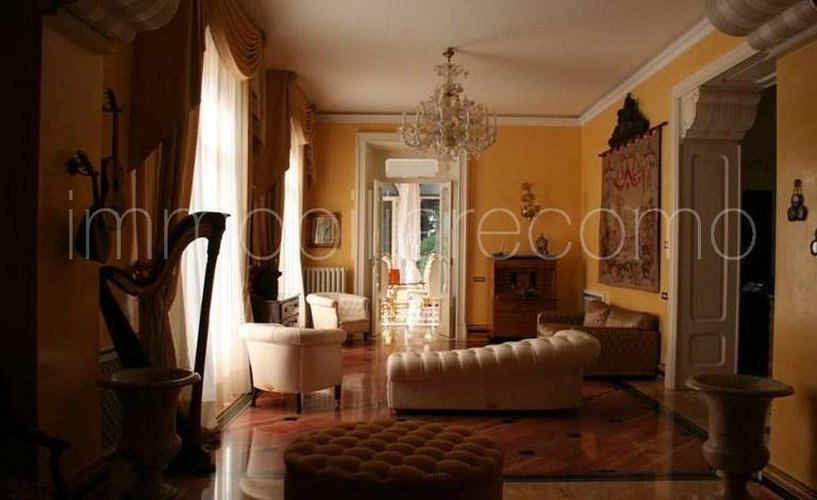 Cernobbio prestigiosa villa in posizione panoramica Cernobbio