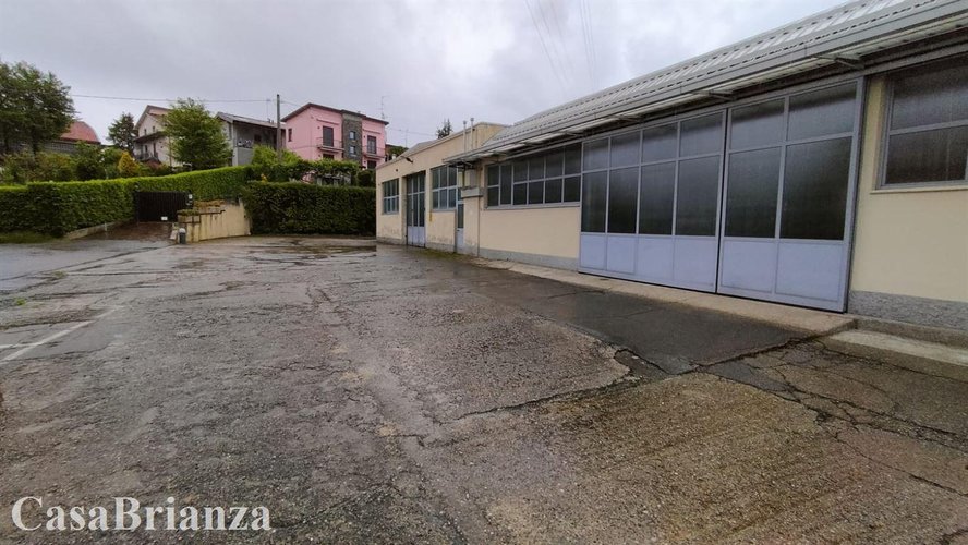 Cassago Brianza capannone ampia metratura e area esterna di proprietà