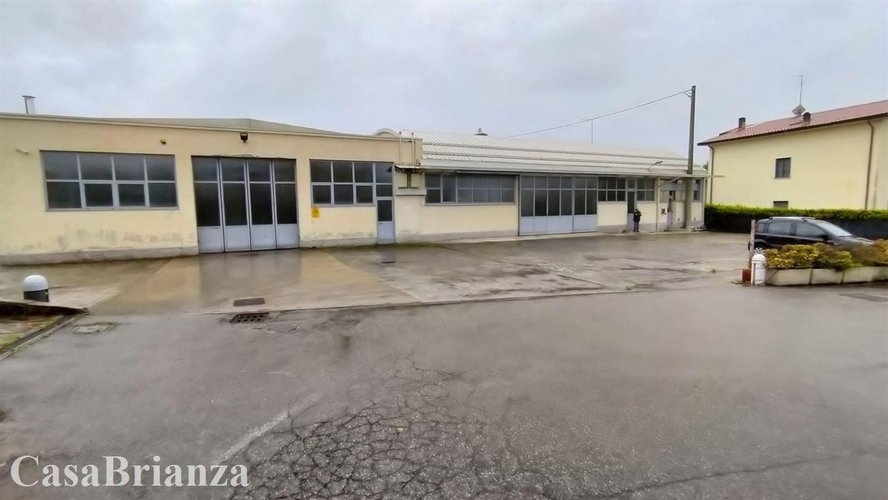 Cassago Brianza capannone ampia metratura e area esterna di proprietà Cassago Brianza
