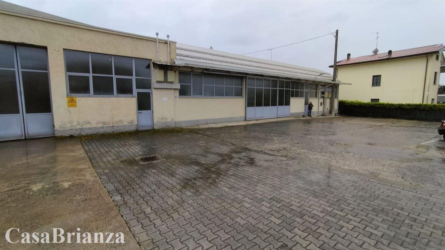 Cassago Brianza capannone ampia metratura e area esterna di proprietà Cassago Brianza