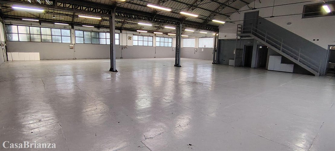 Cassago Brianza capannone ampia metratura e area esterna di proprietà Cassago Brianza