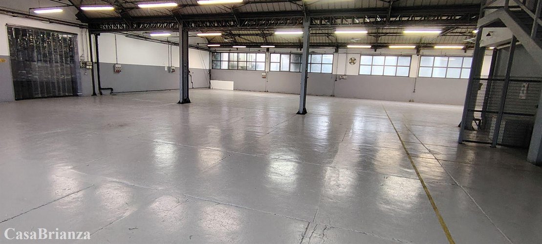 Cassago Brianza capannone ampia metratura e area esterna di proprietà Cassago Brianza