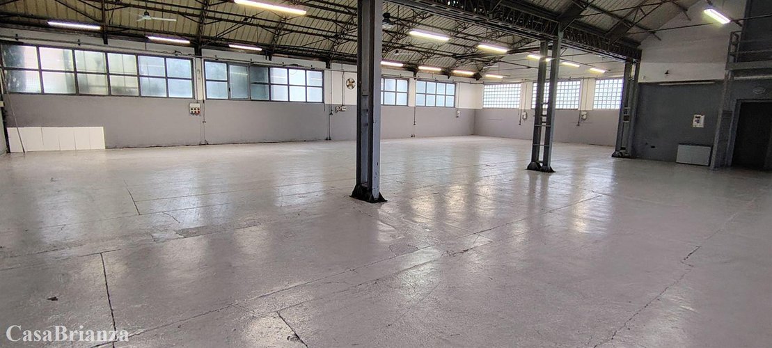 Cassago Brianza capannone ampia metratura e area esterna di proprietà Cassago Brianza