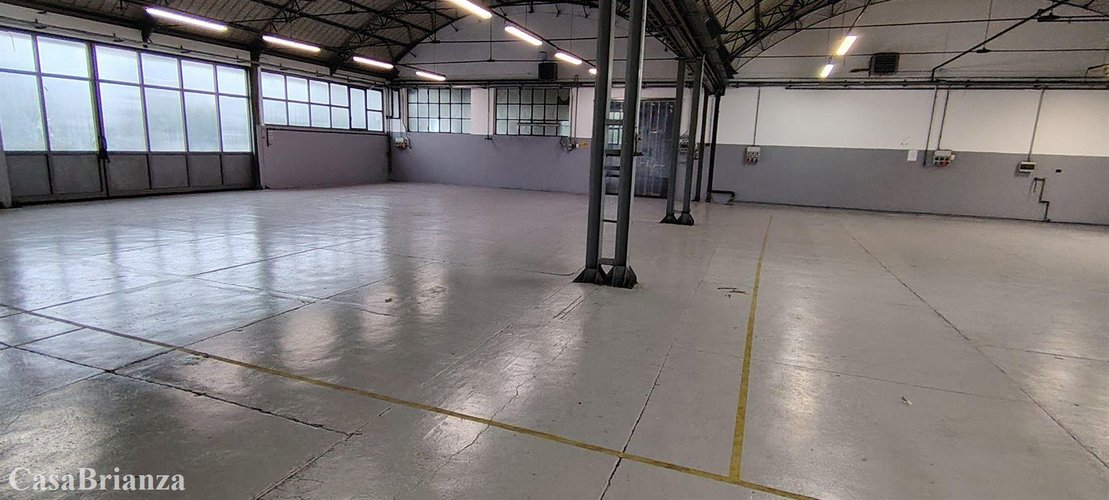 Cassago Brianza capannone ampia metratura e area esterna di proprietà Cassago Brianza