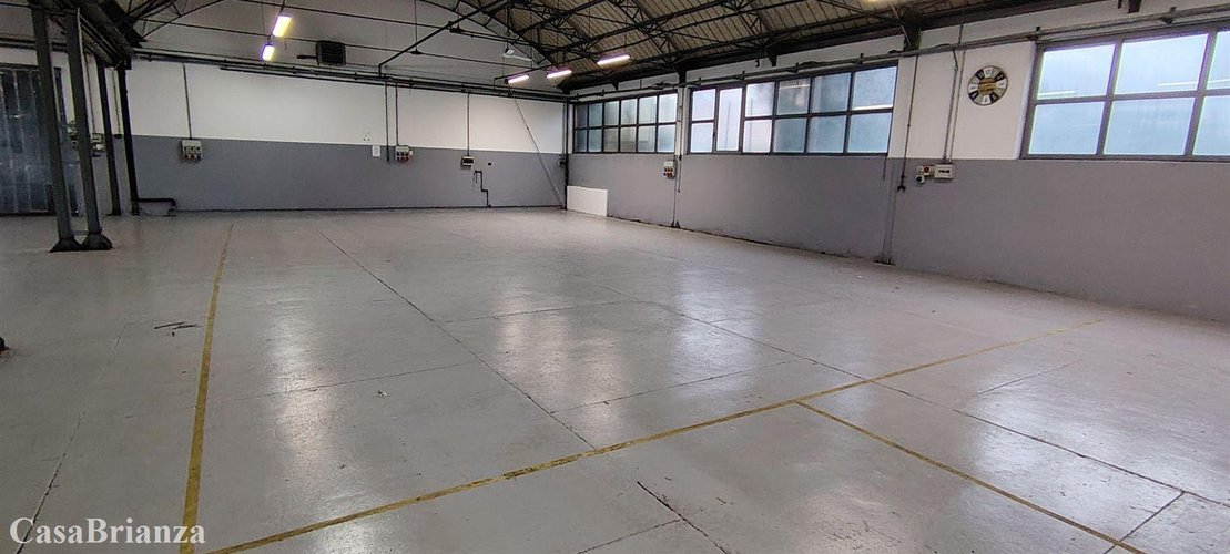 Cassago Brianza capannone ampia metratura e area esterna di proprietà Cassago Brianza