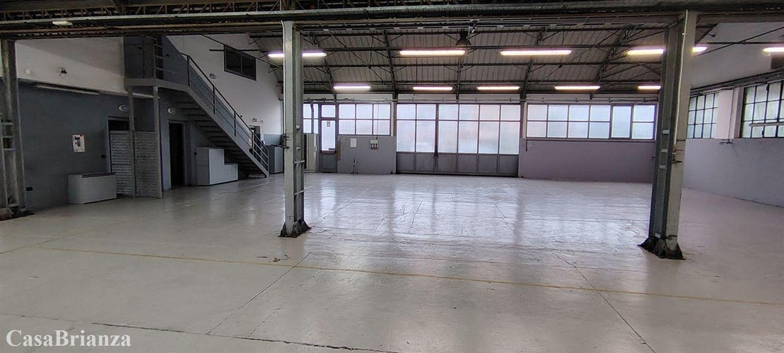 Cassago Brianza capannone ampia metratura e area esterna di proprietà Cassago Brianza