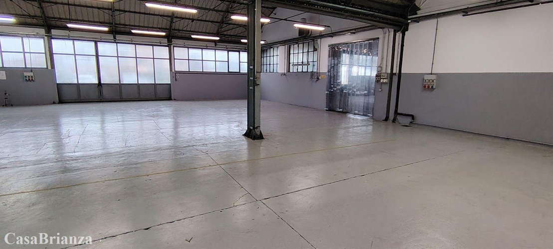 Cassago Brianza capannone ampia metratura e area esterna di proprietà Cassago Brianza