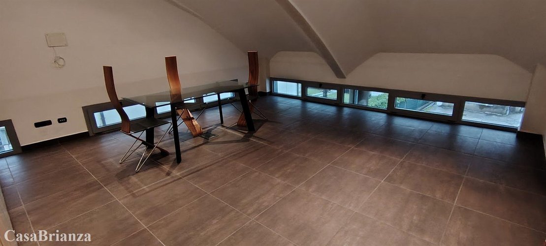 Cassago Brianza capannone ampia metratura e area esterna di proprietà Cassago Brianza