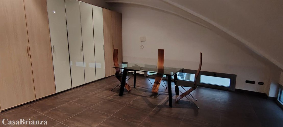 Cassago Brianza capannone ampia metratura e area esterna di proprietà Cassago Brianza