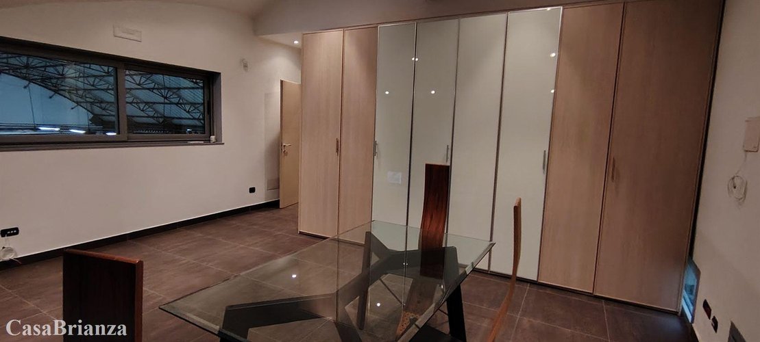 Cassago Brianza capannone ampia metratura e area esterna di proprietà Cassago Brianza