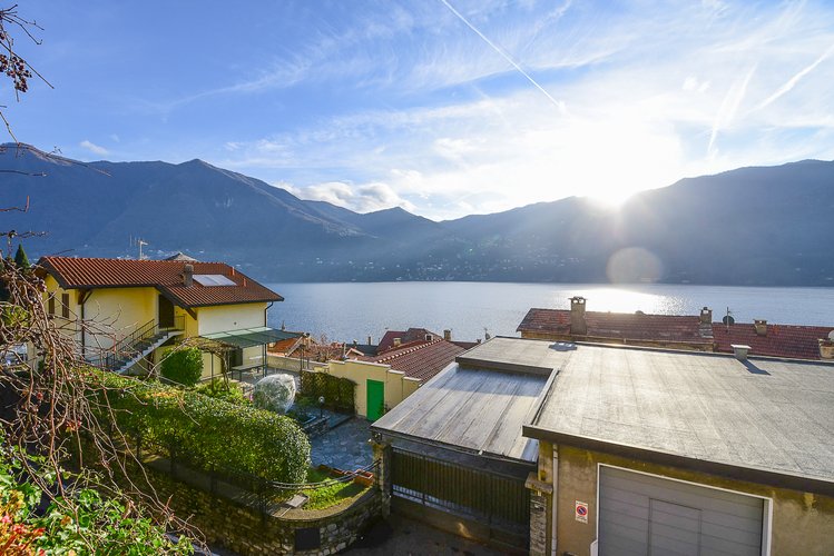 CARATE URIO (37/25) Carate Urio