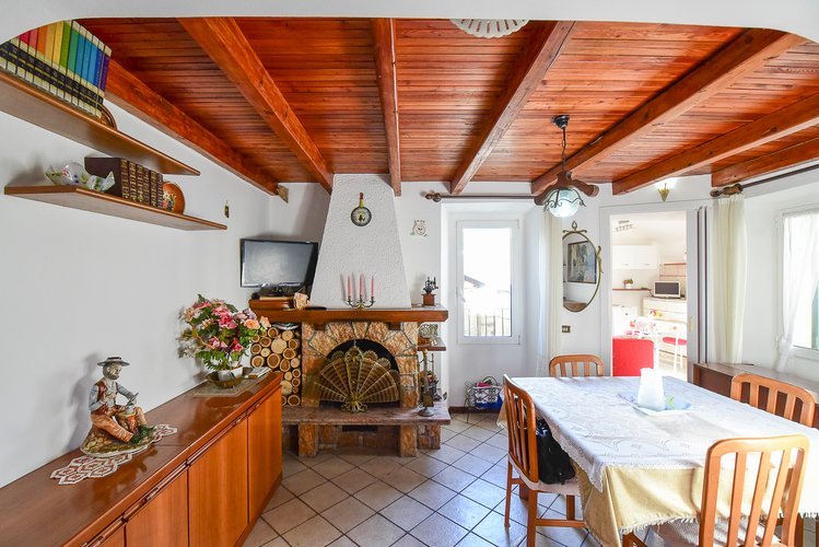 CARATE URIO (37/25) Carate Urio