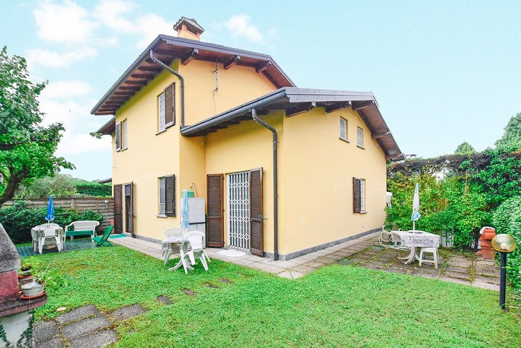 (31.25) Villa - Erba, Via Volontari della Libertà Erba