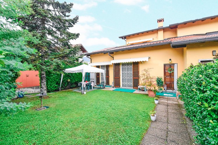 (31.25) Villa - Erba, Via Volontari della Libertà