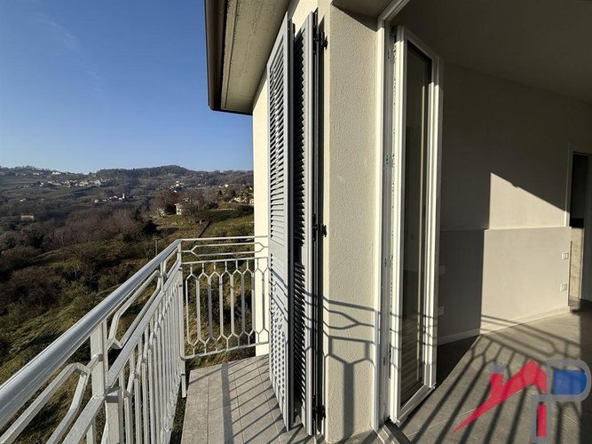 Ampio trilocale panoramico Pontida