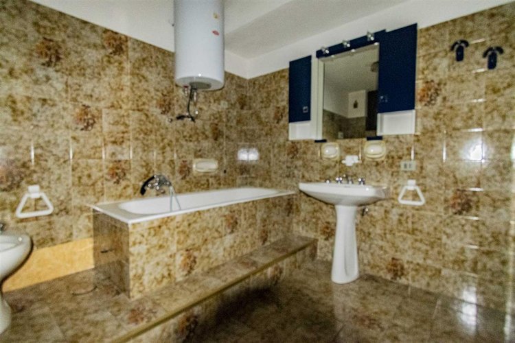 Algua Sambusita, grazioso trilocale arredato con terrazzo e box Algua