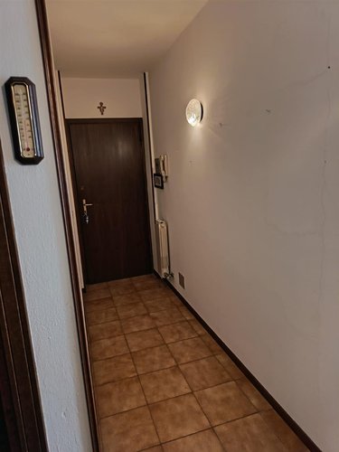 Serina, imperdibile trilocale balconato con box auto e cantine Serina