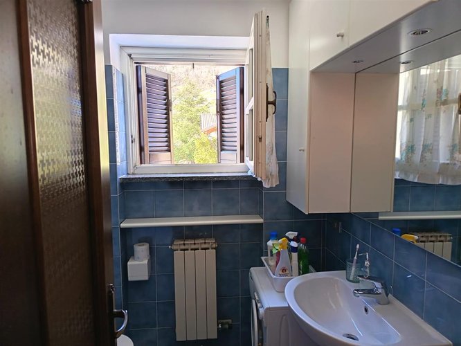 Serina, imperdibile trilocale balconato con box auto e cantine Serina