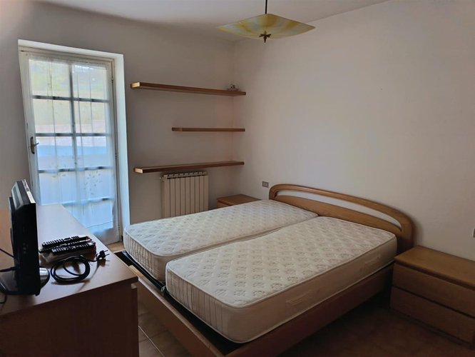 Serina, imperdibile trilocale balconato con box auto e cantine Serina