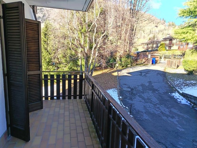 Serina, imperdibile trilocale balconato con box auto e cantine Serina