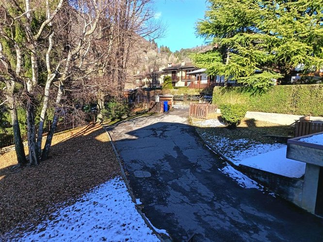 Serina, imperdibile trilocale balconato con box auto e cantine Serina