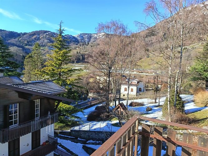 Serina, imperdibile trilocale balconato con box auto e cantine Serina
