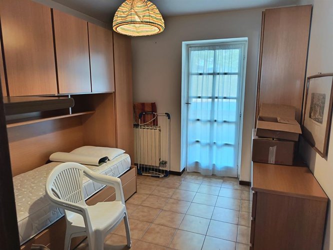 Serina, imperdibile trilocale balconato con box auto e cantine Serina