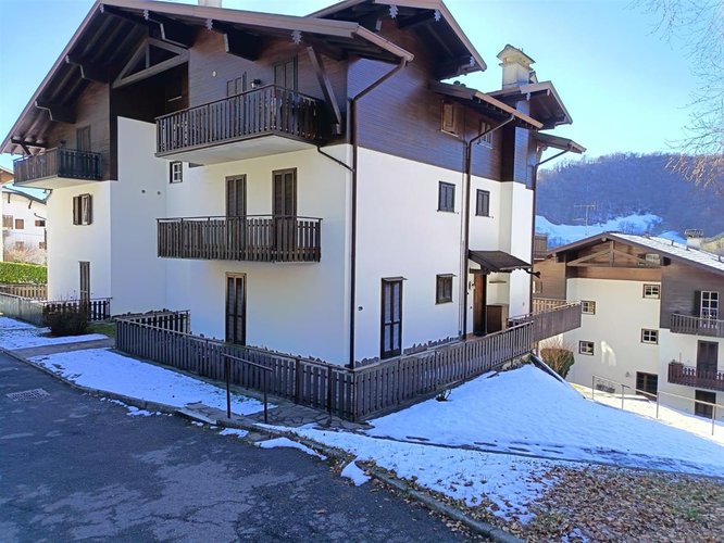 Serina, imperdibile trilocale balconato con box auto e cantine