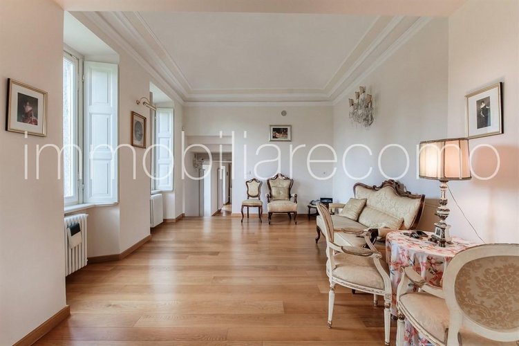 In villa d’epoca con parco Como