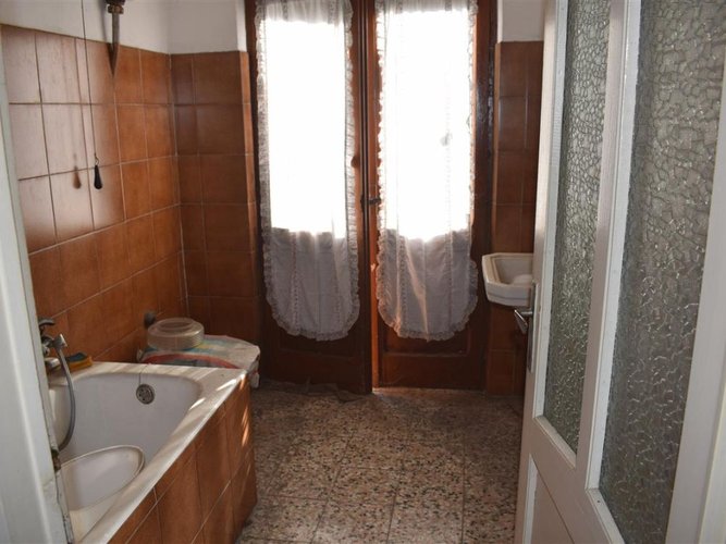 Algua contrada Rosolo, in casa d'epoca, quadrilocale con box auto e giardino Algua