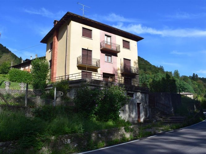 Algua contrada Rosolo, in casa d'epoca, quadrilocale con box auto e giardino Algua