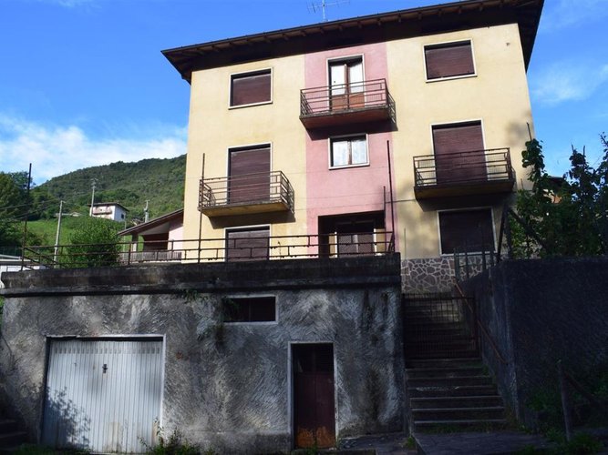 Algua contrada Rosolo, in casa d'epoca, quadrilocale con box auto e giardino Algua