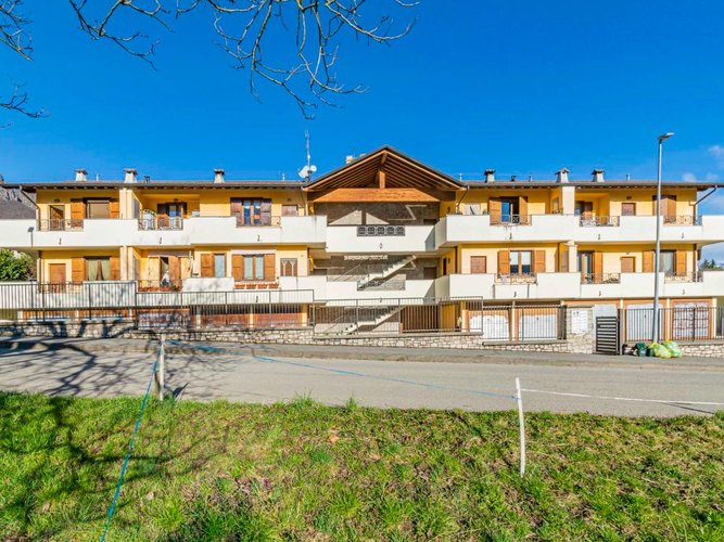 San Giovanni Bianco, ottimo trilocale con giardino privato, box auto e cantina