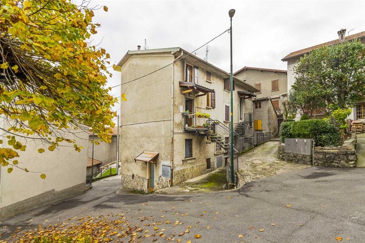 Rota Imagna vendesi bilocale balconato Rota d'Imagna