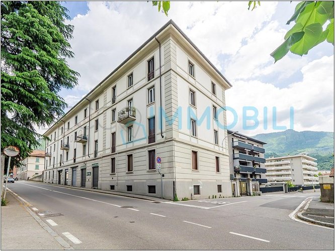 IL NEGOZIO FRONTE STRADA Lecco