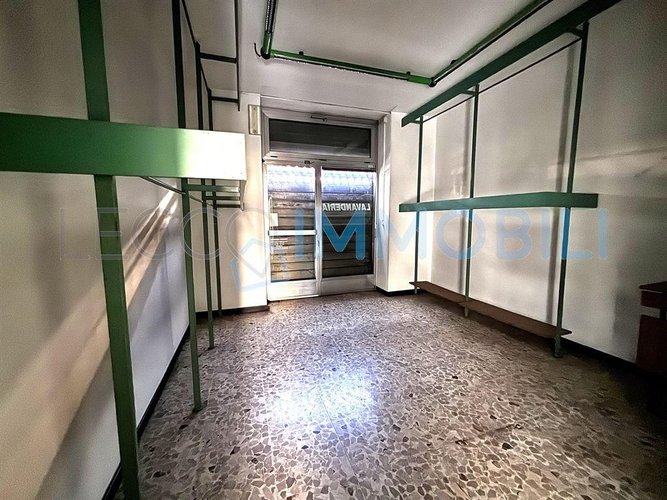 IL NEGOZIO FRONTE STRADA Lecco