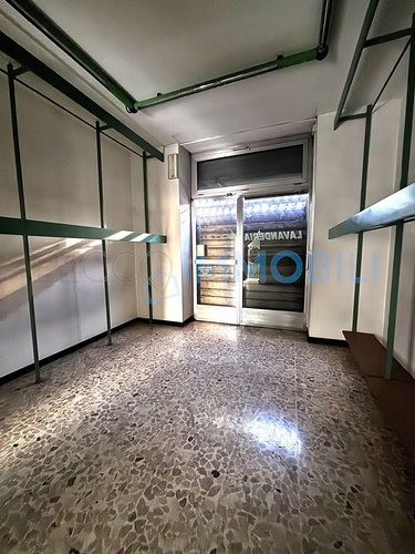 IL NEGOZIO FRONTE STRADA Lecco