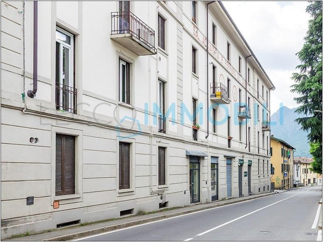 IL NEGOZIO FRONTE STRADA Lecco